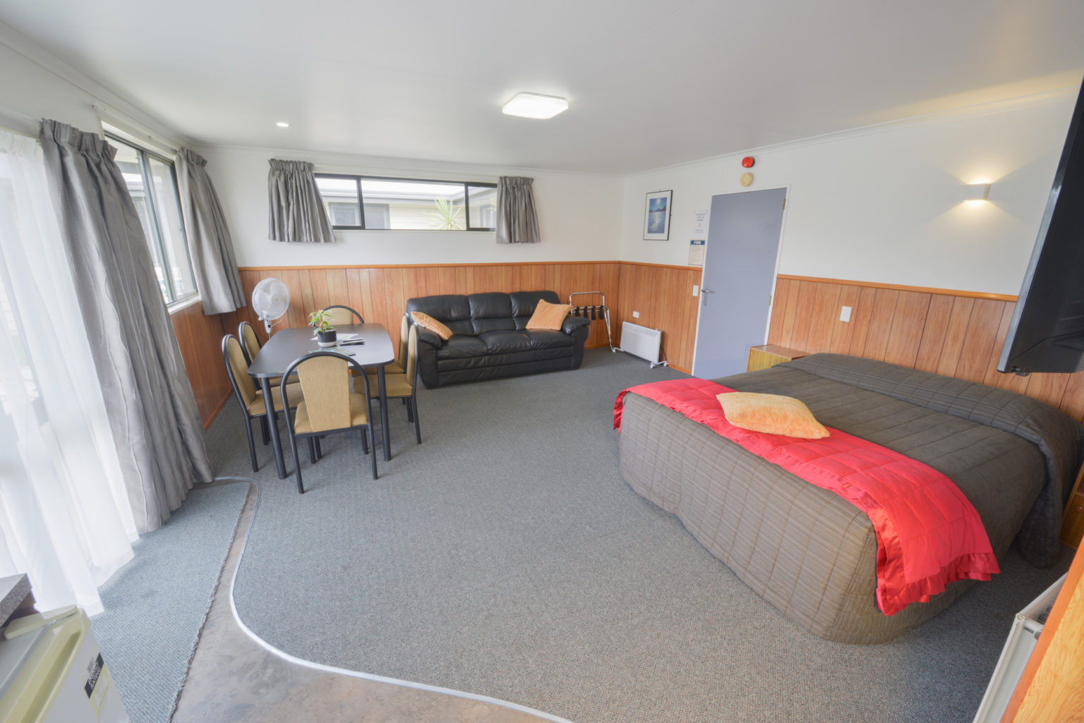 Queen suite in motel room 17 wilderness haast new zealand