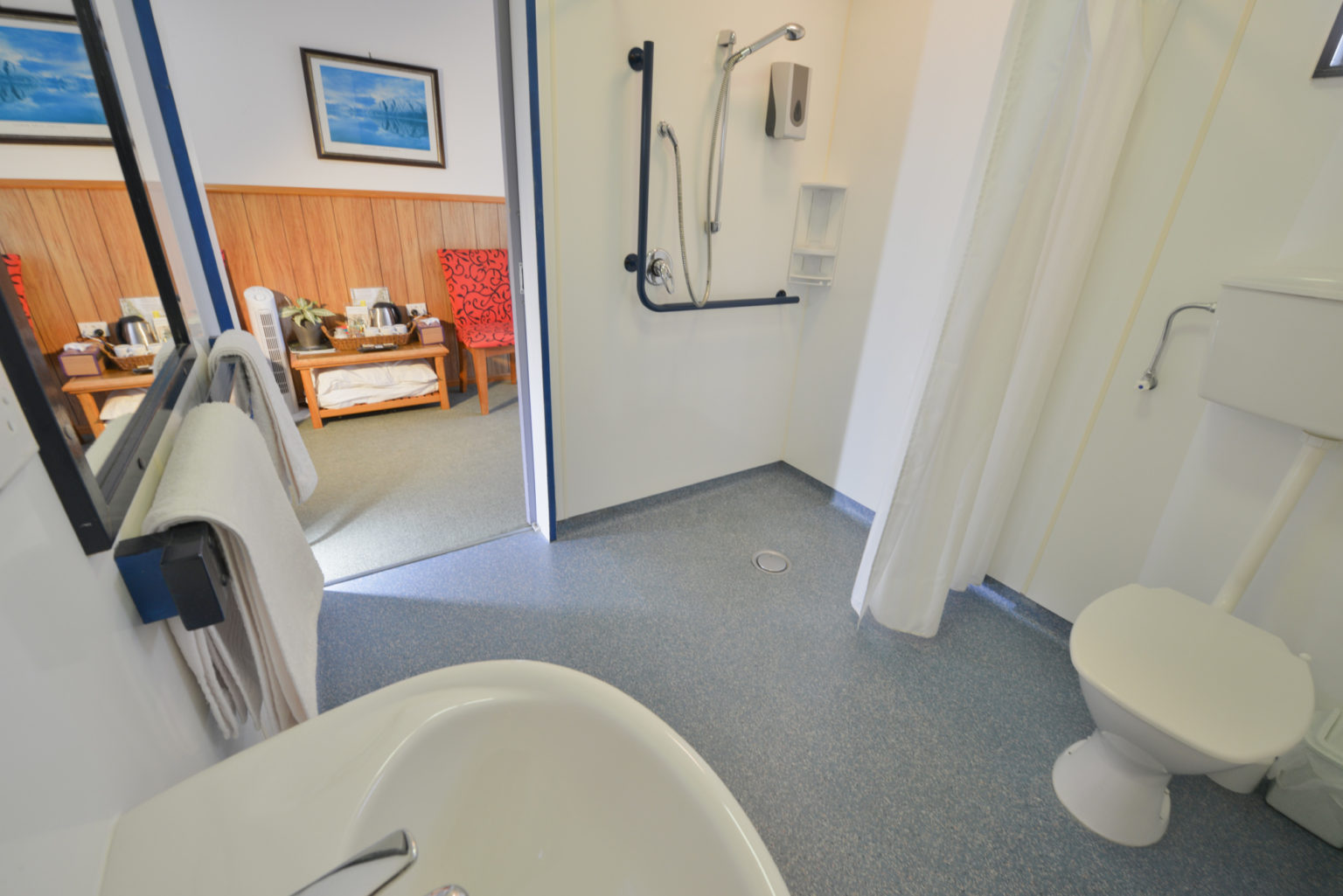 Sink, toilet and shower in Room 11 in Motel Haast New Zealand